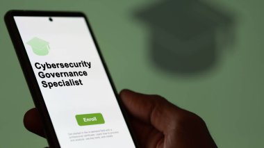 Bir öğrenci siber güvenlik yönetimi uzmanlık programını okumak için kurslara kaydoluyor, yeni beceriler ve telefon sertifikası almak için. İngilizce metin, İngilizce metin.