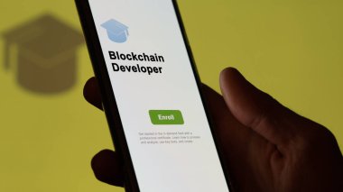 Bir öğrenci engelleme programı eğitimi almak için kurslara kaydoluyor, yeni beceri ve sertifika kazanmak için, telefonla. İngilizce metin, İngilizce metin.