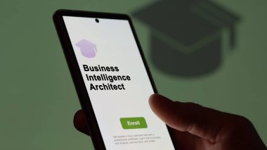 Bir öğrenci işletme zekası mimarlık programı okumak için kurslara kaydoluyor, yeni beceriler ve telefon sertifikası almak için. İngilizce metin, İngilizce metin.