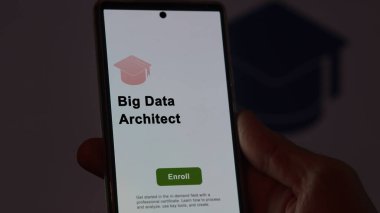 Bir öğrenci büyük veri mimarlık programlarını okumak için kurslara kaydoluyor, yeni beceriler ve telefon sertifikası almak için. İngilizce metin, İngilizce metin.