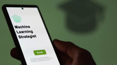 Bir öğrenci, makine öğrenme strateji programı okumak için kurslara kaydoluyor, yeni beceriler ve telefon sertifikası almak için. İngilizce metin, İngilizce metin.