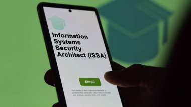 Bir öğrenci, bilgi sistemleri güvenlik mimarı (issa) programını okumak, yeni beceri kazanmak ve telefon sertifikasını geçmek için kurslara kaydolur. İngilizce metin, İngilizce metin.