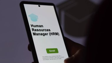 İnsan Kaynakları Yöneticisi (hrm) programını öğrenen, yeni beceri ve sertifikayı telefonla alan bir öğrenci kurslara kaydoluyor. İngilizce metin, İngilizce metin.