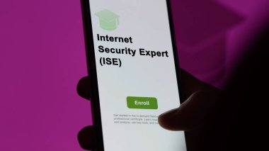 Bir öğrenci internet güvenlik uzmanı (ise) programını incelemek, yeni beceriler öğrenmek ve telefon sertifikasını geçmek için kurslara kaydoluyor. İngilizce metin, İngilizce metin.