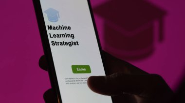 Bir öğrenci, makine öğrenme strateji programı okumak için kurslara kaydoluyor, yeni beceriler ve telefon sertifikası almak için. İngilizce metin, İngilizce metin.