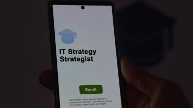 Bir öğrenci strateji strateji programı okumak için kurslara kaydoluyor, yeni beceriler ve telefon sertifikası almak için. İngilizce metin, İngilizce metin.