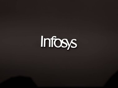 13 Ekim 2023 Hindistan, Infosys 'in beyaz logosu siyah bir duvarda. Karanlık bir dükkanda Infosys 'in amblemi.