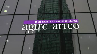 21 Ekim 2023, vitrindeki Agirc-Arco logosuna odaklan. Arka planda bazı kentsel yansımalar var. Fransızca çeviri: tamamlayıcı emeklilik.