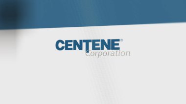 Beyaz ekran duvarında Centene Şirketi 'nin logosu. Bir cihazda Centene Şirketi damgası.