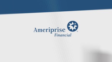 Beyaz ekranlı bir duvarda Ameriprise Finans logosu. Ameriprise Finansal marka bir aygıt üzerinde.