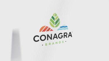 07 Eylül 2023 Chicago, Illinois. Beyaz ekranlı bir duvarda Conagra Markaları logosu. Conagra Damgası bir aygıtın üzerinde.