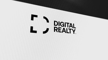 Beyaz ekran duvarındaki Dijital Emlak logosu. Bir aygıt üzerinde Dijital Emlak damgası.