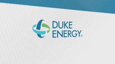 Beyaz ekranlı bir duvarda Duke Enerji logosu. Duke Enerji bir aygıtın üzerinde.