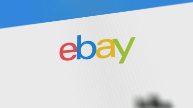 Beyaz ekran duvarında eBay 'in logosu. eBay markası bir aygıt üzerinde.