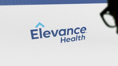 Beyaz ekran duvarındaki Elevance Health logosu. Cihazın üzerindeki Elevance Health markası.