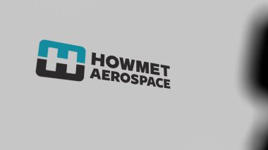 Beyaz ekranlı bir duvarda Howmet Havacılık logosu. Bir aygıtın üzerindeki Havacılık Damgası.