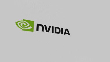 Beyaz ekran duvarında Nvidia 'nın logosu. Bir aygıtın üzerinde Nvidia damgası.