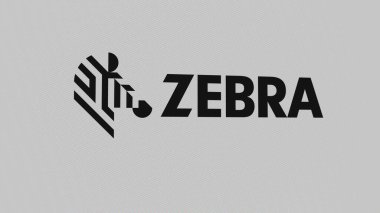 Beyaz ekran duvarındaki Zebra Teknolojileri logosu. Zebra Teknolojileri bir aygıtın üzerinde.