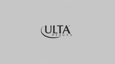 Ekranların beyaz duvarındaki Ulta Beauty logosu. Bir cihazda Ulta Beauty damgası.