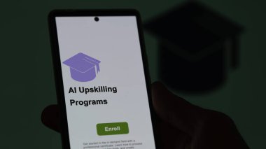Bir öğrenci yüksek lisans eğitimi almak için kurslara kaydoluyor. Yeni yetenekler ve telefon sertifikası almak için..