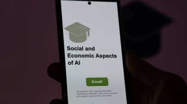 Bir öğrenci, ai programının sosyal ve ekonomik yönlerini öğrenmek için kurslara kaydolur, yeni beceriler ve telefon sertifikası alır..