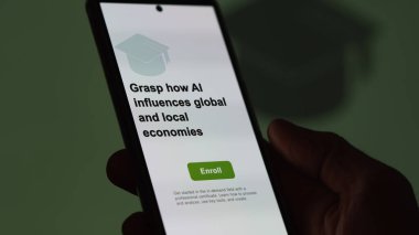 Bir öğrenci, ai 'nin küresel ve yerel ekonomileri nasıl etkilediğini anlamak, yeni yetenekler öğrenmek ve telefon sertifikasını geçmek için kurslara kaydoluyor..