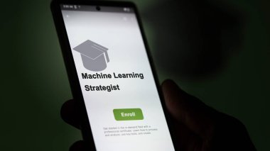 Bir öğrenci, makine öğrenme strateji programı okumak için kurslara kaydoluyor, yeni beceriler ve telefon sertifikası almak için. İngilizce metin, İngilizce metin.