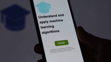 Öğrenci, makine öğrenme algoritmalarını anlamak ve uygulamak için kurslara kaydolur, yeni beceriler öğrenir ve telefon üzerinden sertifika alır..