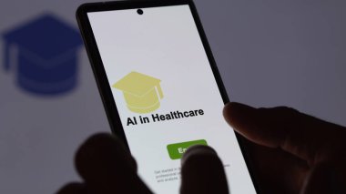 Bir öğrenci sağlık programında ai eğitimi almak için kurslara kaydoluyor, yeni beceriler ve telefon sertifikası almak için..
