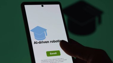 Bir öğrenci ai-drive robotik programı okumak için kurslara kaydoluyor, yeni beceriler ve telefon sertifikası almak için..