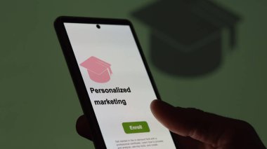 Bir öğrenci, kişisel pazarlama programı okumak için kurslara kaydolur, yeni beceriler ve telefon sertifikası almak için..