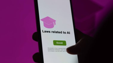 Bir öğrenci ai programıyla ilgili kanunları öğrenmek için kurslara kaydolur, yeni yetenekler ve telefon sertifikası alır..