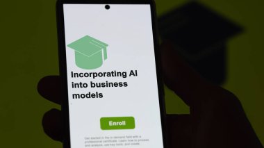 Bir öğrenci, ai 'yi iş modelleri programına dahil etmek için kurslara kaydoluyor, yeni yetenekler öğreniyor ve telefon üzerinden sertifika alıyor..