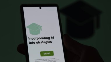 Bir öğrenci, ai 'yi strateji programına dahil etmek için kurslara kaydoluyor, yeni yetenekler öğreniyor ve telefon üzerinden sertifika alıyor..