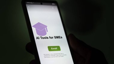 Bir öğrenci Smes programı için ai araçları okumak, yeni beceri ve sertifikaları öğrenmek için kurslara kaydolur..