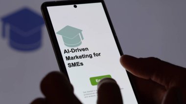 Bir öğrenci, Smes programı için ai-odaklı pazarlama eğitimi almak için kurslara kaydoluyor, yeni yetenekler ve telefon sertifikası alıyor..