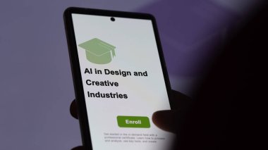 Bir öğrenci tasarım ve yaratıcı endüstri programında ai eğitimi almak için kurslara kaydolur, yeni yetenekler ve telefon sertifikası alır..