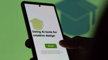 Bir öğrenci, yaratıcı tasarım programı için ai araçları kullanarak öğrenim görmek için kurslara kaydolur, yeni beceriler ve telefon sertifikası alır..