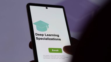 Bir öğrenci derin öğrenim uzmanlık programı okumak için kurslara kaydolur, yeni beceriler ve telefon sertifikası almak için..