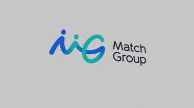 Beyaz ekranlı bir duvarda Match Group logosu. Bir aygıt üzerindeki Grup markasını eşleştir.