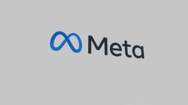 Beyaz ekranlı bir duvarda Meta Platformlarının logosu. Bir aygıt üzerindeki Meta Platformları damgası.