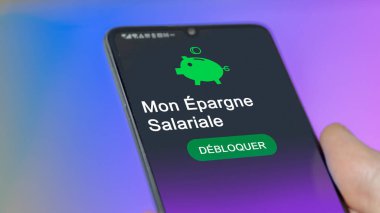 Bir çalışan, çalışan tasarruf planının kilidini telefondan açıyor. Fransızca çevirisi: benim çalışan tasarruf planım; kilidi aç; Fransızca konuşma, Fransızca metin, Fransızca dil