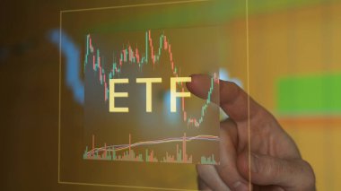 Sanal ekranda ETF dijital çerçevesine bir parmak tıklıyor. Çeşitlendirilmiş hisse senedi yatırımı seçmek için. Çeşitliliği olan bir fon oluştur.