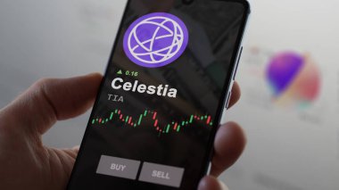 30 Ekim 2023. Celestia jetonunun fiyatını analiz eden bir yatırımcı. Kripto TIA limitin üzerine çıktı. TIA fiyatın üstüne çıktı..