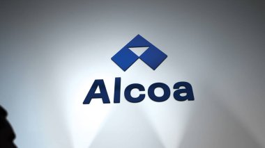 Beyaz bir duvarda Alcoa 'nın damgası, bir salonda Alcoa Şirketi logosu..