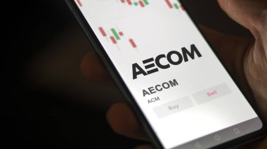 Değiş tokuş ekranındaki AECOM logosu. AE Tıp Fakültesi hisse senetleri, bir cihaza ACM $.