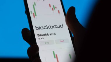 Bir değiş tokuşun ekranındaki blackbaud logosu. Blackbaud hisse senetleri, cihazda BLKB $.