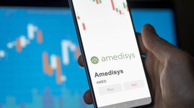 Bir değiş tokuş ekranında Amedisys 'in logosu. AMED Fiyat hisseleri, bir cihaza harcanmış $.