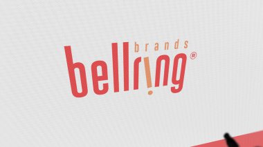 Çan Halkası 'nın logosu dev beyaz bir ekranda damgalanır..