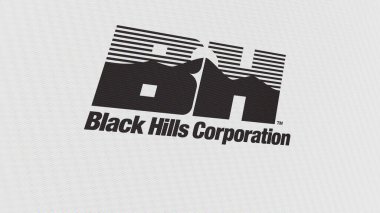 Siyah Tepeler Şirketi 'nin logosu dev beyaz bir ekranda, BlackHills markası bir cihazda..
